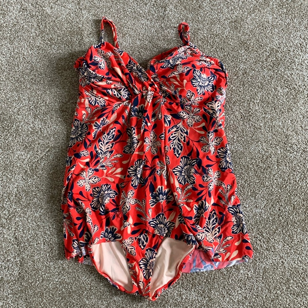 New Garnet Hill bathing suit, never worn. Flattering style!